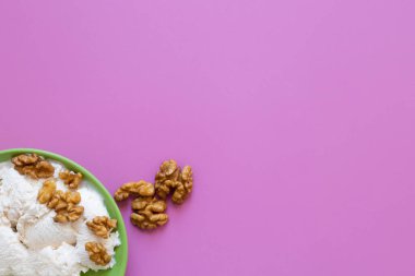 Cevizli dondurma, pembe arka plan..