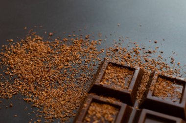 ?hocolate bar ve çikolata parçacıkları, üst görünüm.