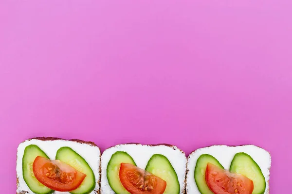 Sandwich con verduras pepino y tomate . — Foto de Stock