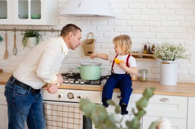 Baba ve oğul tavada çorba pişiriyorlar..