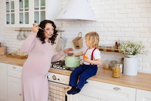 Mom cooking with kids in the kitchen. — Stock Photo, Image
