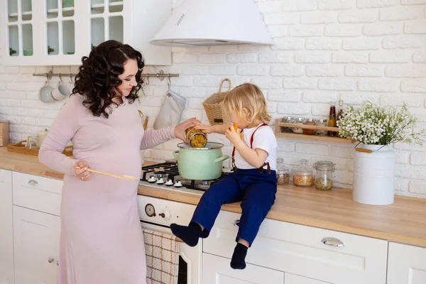 Mom and son cook pasta in the kitchen. — Stock Photo, Image