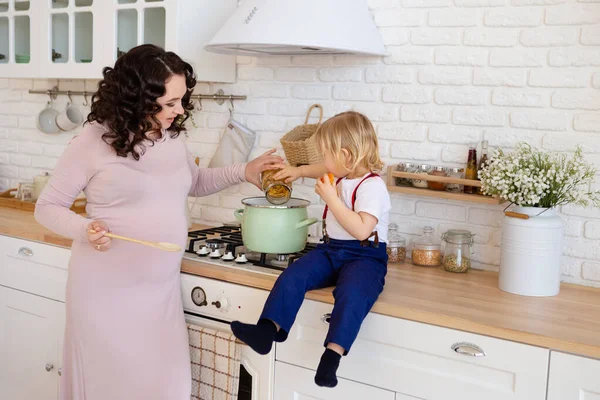 Mama i syn gotować makaron w kuchni. — Zdjęcie stockowe