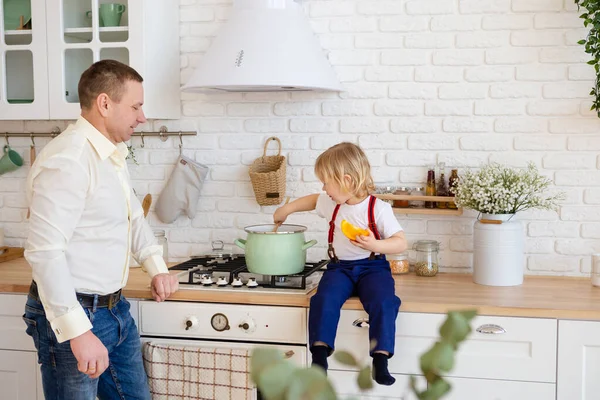 Dzieciak gotuje w kuchni z tatą.. — Zdjęcie stockowe