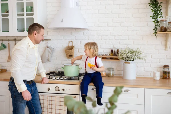 Child cooking in the kitchen with father. — Stock Photo, Image