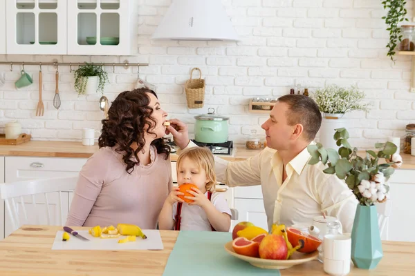 Husband feeds wife with banana. — Stock Photo, Image