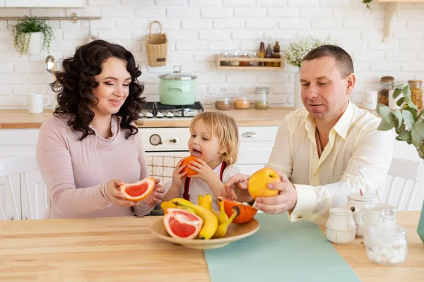 Família comendo juntos na cozinha . Fotos De Bancos De Imagens Sem Royalties