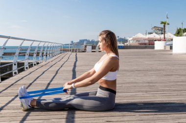 Spor kadını esneme egzersizleri yapıyor..