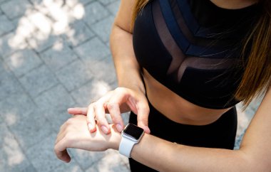 Kadın bileğinin aktivite takip cihazıyla görüntüsünü kapat.