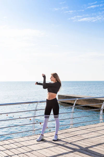 Jonge sportieve vrouw training buiten. — Stockfoto