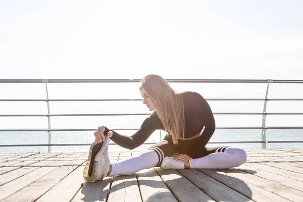Deporte mujer al aire libre haciendo ejercicios de estiramiento . — Foto de Stock