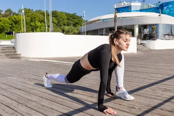 Meisje doet stretching oefening buiten. — Stockfoto