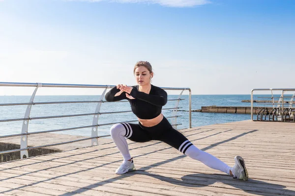 Vrouw doet stretching oefeningen na het lopen. — Stockfoto