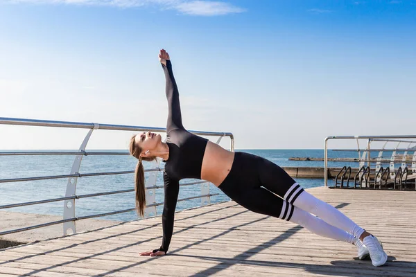Kobieta robi planking jogi ćwiczenia. — Zdjęcie stockowe
