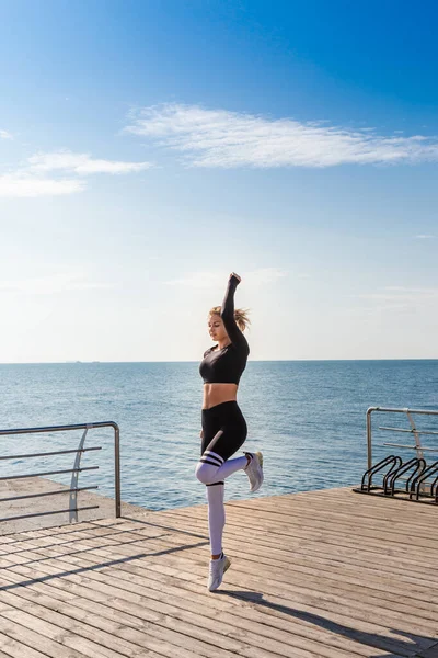 Femme faisant excercise matinale près de la mer . — Photo