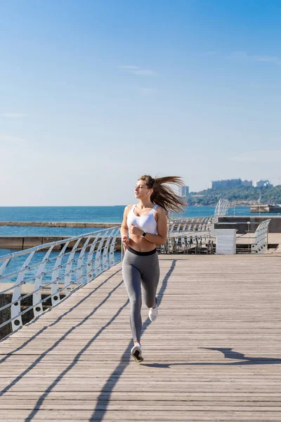 Hardlopen vrouw met lang brunette haar. — Stockfoto