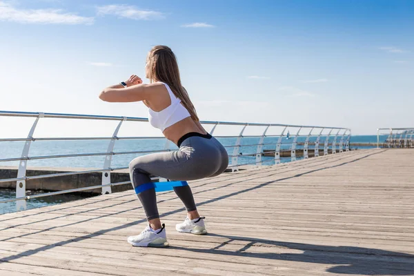 Mulher trabalhando com borracha fitness . — Fotografia de Stock