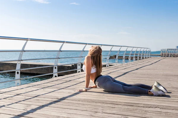 Jeune femme faisant des exercices de yoga. — Photo