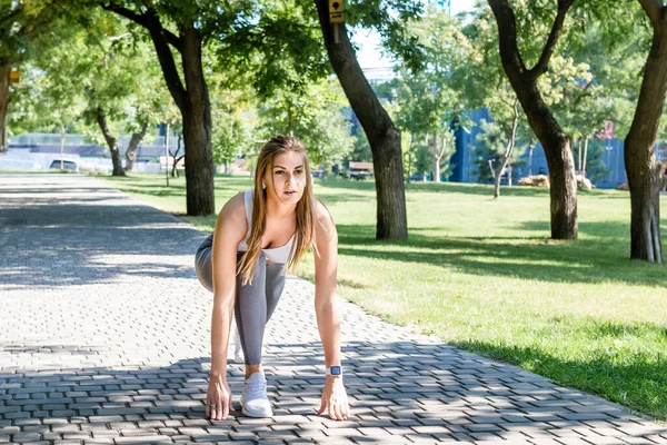 Fitness mulher corredor na posição de início ao ar livre . — Fotografia de Stock