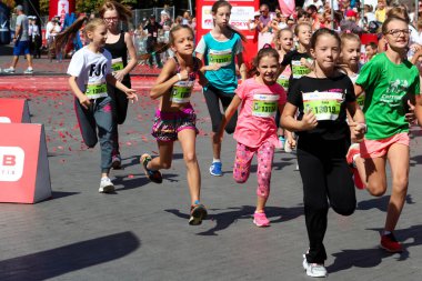 ODESSA, UKRAINE - CIRCA SEPTEMBER, 2019: Odessa 'da yarı maraton koşan çocuklar. Koşan çocuk sporcu kavramı.
