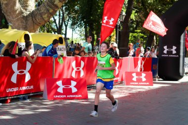 ODESSA, UKRAINE - CIRCA SEPTEMBER, 2019: Çocuk yarı maraton yarışmasına katılıyor. Etkinlik kavramı, çalışma yarışması.