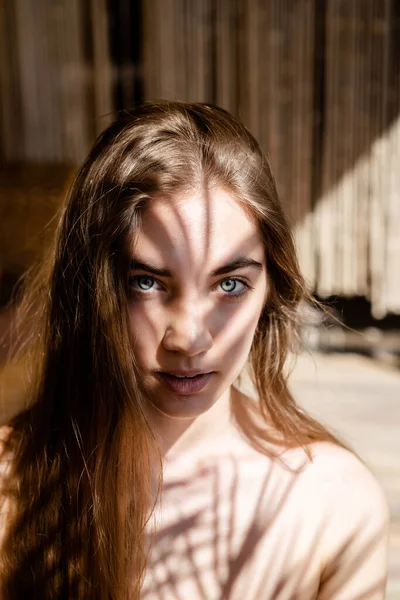 Retrato Moda Uma Jovem Loira Com Sombras Rosto Luz Sombra — Fotografia de Stock