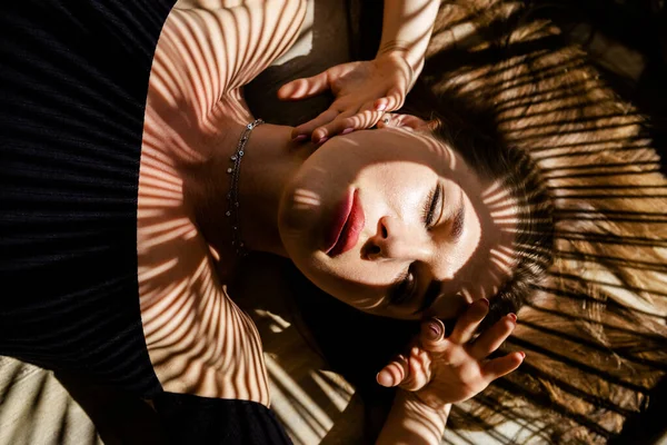 Yüzünde Palmiye Yaprağı Gölgeleri Olan Güzel Bir Kadının Portresi Güneş — Stok fotoğraf
