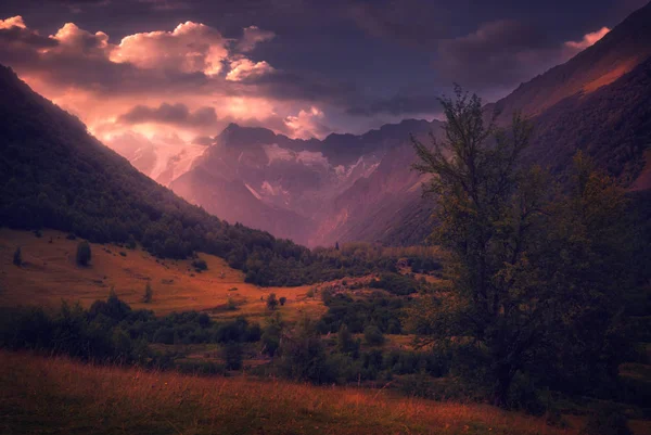 Blick auf das Kaukasus-Gebirge in Raka, Georgien — Stockfoto