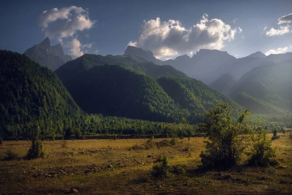 Мирне місце в горах Грузії — стокове фото