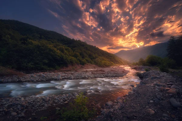 Sonnenuntergang über dem schnellen Gebirgsfluss — Stockfoto