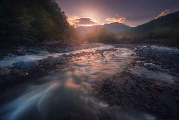 Bel tramonto sul fiume di montagna che scorre veloce — Foto Stock