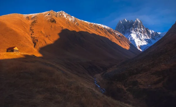 Vista de finales de otoño de las montañas del Cáucaso en Georgia — Foto de Stock
