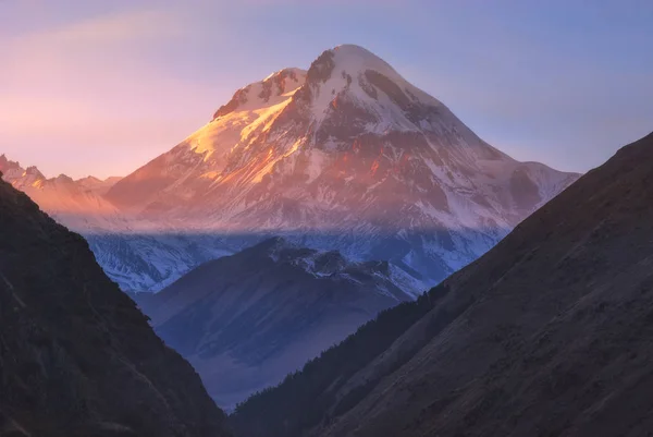 Vista de otoño de la montaña Kazbek en Georgia . — Foto de Stock