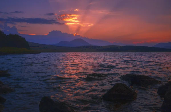 Schöner Sonnenaufgang mit schönen Spiegelungen, Kaukasusregion — Stockfoto