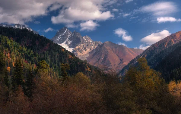 後半、秋グルジアのコーカサス山脈の風景 — ストック写真