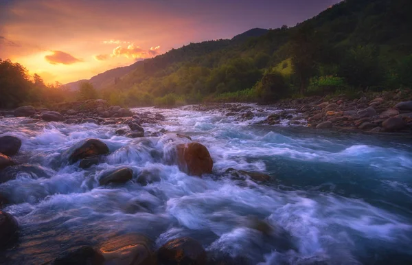 コーカサス 高速の流れる山川の美しい日の出 — ストック写真