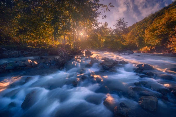 Hermoso amanecer sobre el río de montaña que fluye rápido —  Fotos de Stock