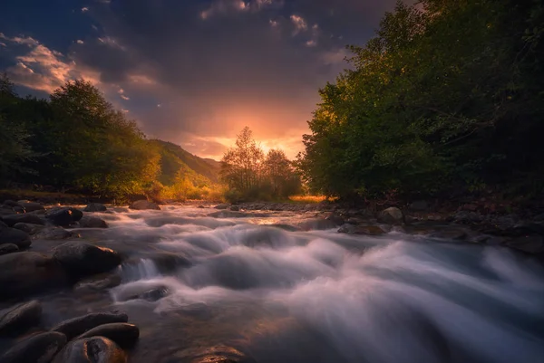 Schöner Sonnenaufgang über dem schnell fließenden Gebirgsfluss — Stockfoto