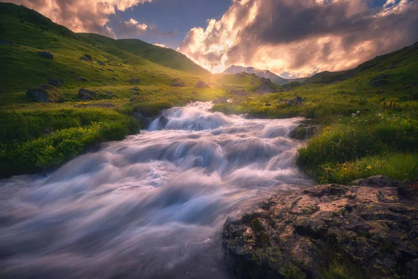Schöner Sonnenaufgang über dem schnell fließenden Gebirgsfluss — Stockfoto