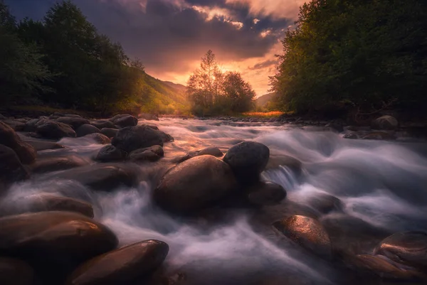 Beautiful sunrise over fast flowing mountain river — Stock Photo, Image