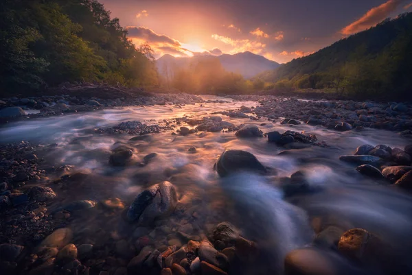 Bel tramonto sul fiume di montagna che scorre veloce — Foto Stock