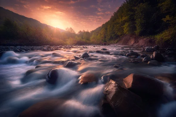 hızlı akan dağ nehir üzerinde güzel gündoğumu