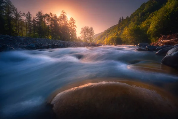 Beautiful sunrise over fast flowing mountain river — Stock Photo, Image