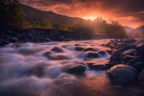 Bella alba sul fiume di montagna che scorre veloce — Foto Stock