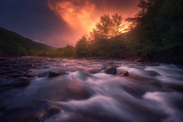 Tramonto magico sul fiume di montagna che scorre veloce — Foto Stock