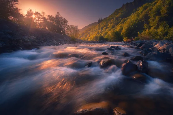 Schöner Sonnenaufgang über dem schnell fließenden Gebirgsfluss — Stockfoto