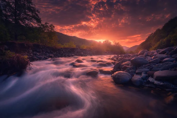 Beautiful sunrise over fast flowing mountain river — Stock Photo, Image