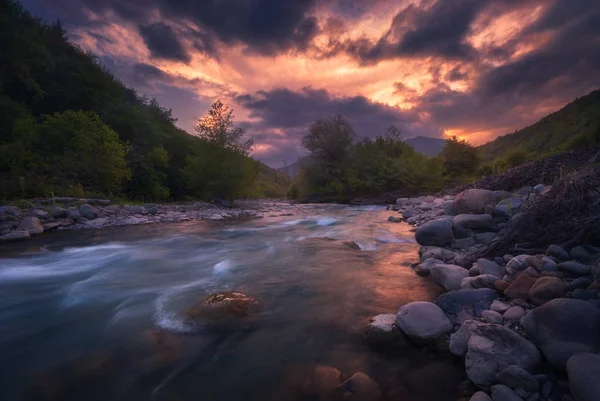 Tramonto magico sul fiume di montagna che scorre veloce — Foto Stock