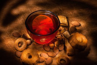 Ahşap arka plan üzerinde cam bardak ve çerezleri Çay kapatın