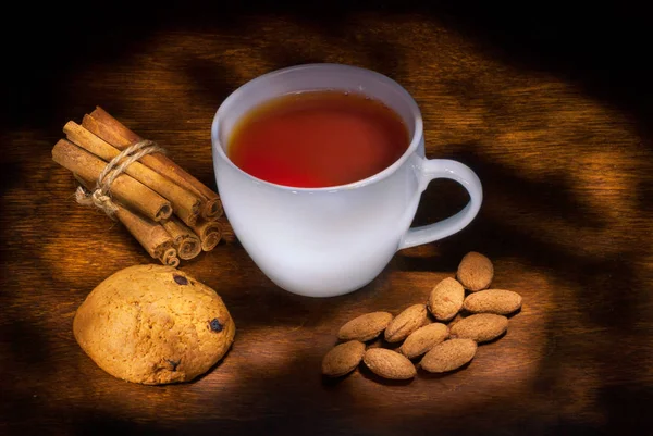 Ahşap arka planda cam bardak çay ve kurabiye